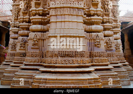 Schön geschnitzte Götzen, Jain Tempel, der im Fort Complex, Jaisalmer, Rajasthan, Indien Stockfoto