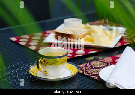 Englisches Frühstück Grüner Tee mit Toast Sandwich auf einem Tisch Stockfoto