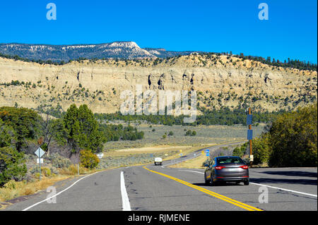 Fahrzeuge, die auf der Route 12 zwischen Henrieville und Escalante, Utah, USA Reisen Stockfoto