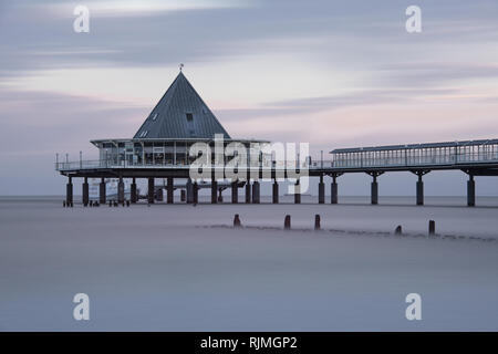 Die berühmte Seebrücke von Heringsdorf auf der Insel Usedom in Deutschland Stockfoto