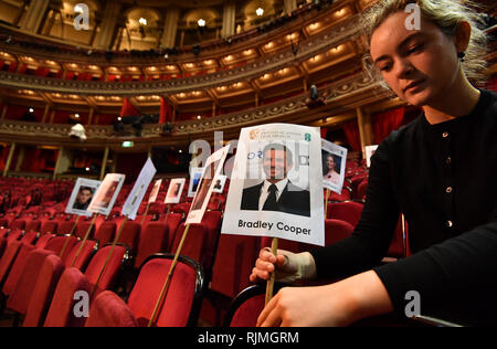 Köpfe ein Mitarbeiter benutzt' auf Sticks'Kamera blockieren in der Royal Albert Hall, London zu prüfen, vor der EE British Academy Film Awards am Sonntag, den 10. Februar. Stockfoto