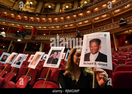 Köpfe ein Mitarbeiter benutzt' auf Sticks'Kamera blockieren in der Royal Albert Hall, London zu prüfen, vor der EE British Academy Film Awards am Sonntag, den 10. Februar. Stockfoto