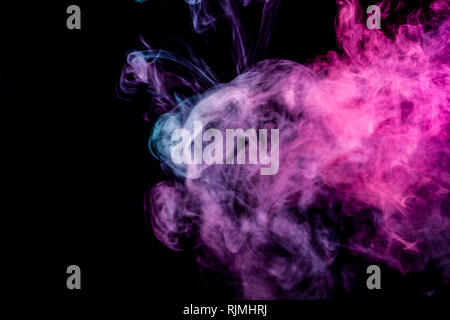 Abstrakte Kunst Farben blau und rosa Rauch auf schwarzem Hintergrund isoliert. Die Bewegung der bunten Rauch auf dunklem Hintergrund stoppen Stockfoto