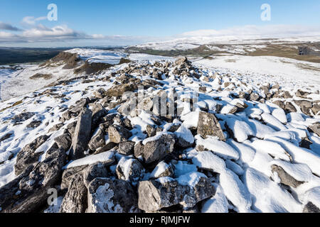 Winterlandschaft mit Schnee bedeckte Landschaft von Smearsett Narbe in den Yorkshire Dales nach Norden in Richtung Ingleborough und der Lake District Stockfoto