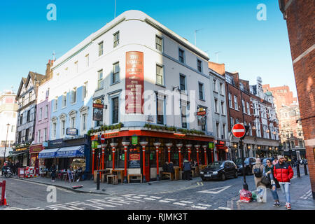 Die Kutsche und Pferde Public House auf griechischen Street, Soho, London, W1 Stockfoto