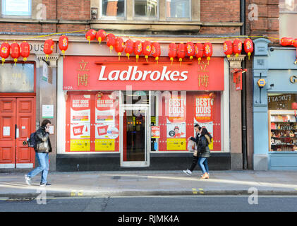 Jahr des Schweins chinesischen Neue Jahr Dekorationen außerhalb Ladbrokes Betting Office in Soho, London, UK Stockfoto