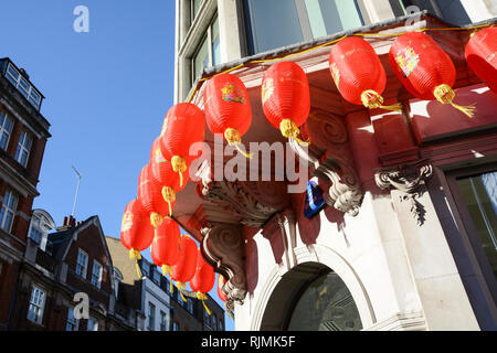 Jahr des Schweins chinesischen Neue Jahr Dekorationen in Soho, London, UK Stockfoto