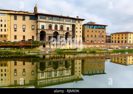 Florenz, Italien - Oktober 24, 2018: Blick auf die Stadt mit Uffizien Fassade und Reflexion in den Fluss Arno, Toskana Stockfoto