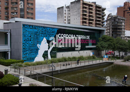 Cordoba Argentinien Downtown mit riesigen Wandbild behauptet Cordoba ist das Land der weiblichen Produzenten oder Frauen Hersteller Stockfoto