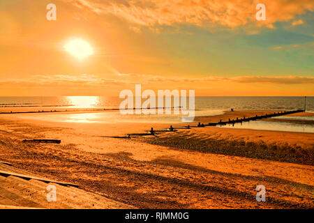 Ein herrlicher Sonnenuntergang in Hunstanton, Norfolk, England, UK. Hunstanton ist das einzige Resort in East Anglia nach Westen und die Sonne über dem Meer. Stockfoto