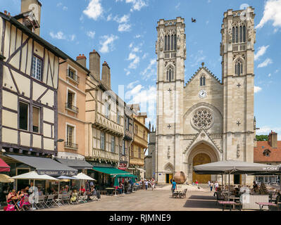 St Vincents Kathedrale und Französischen Cafe Kultur in Place St Vincent, Chalon sur Saone, Burgund, Frankreich, Europa. Viele Menschen sind Mahlzeiten im Freien. Stockfoto