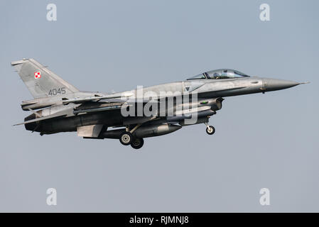 Eine Lockheed Martin F-16D Kampfjet der polnischen Luftwaffe. Stockfoto