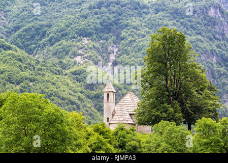 Zerklüftete Landschaft mit der Kirche von Thethi im schönen Theth, Albanien Stockfoto