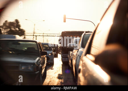 Izmir, Türkei - August 3, 2018: Stau, Autos und ein Bus auf dem Spiegel eines Autos am Abend. Stockfoto