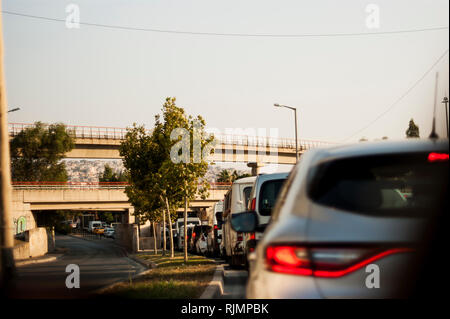 U-Bridge und Stau. Ohne Zug auf der U-Bahn Brücke am Abend. Izmir Türkei Atatürk Stadion. Stockfoto