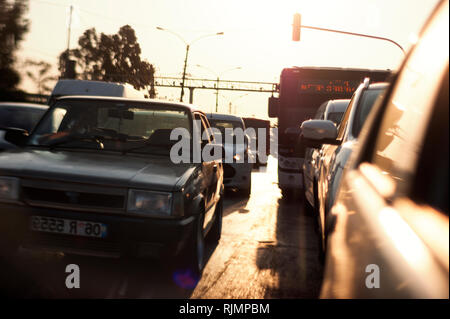 Izmir, Türkei - August 3, 2018: Stau, Autos und ein Bus auf dem Spiegel eines Autos am Abend. Stockfoto