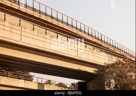 U-Brücke in den Abend ohne Zug. Ansicht von unten. Stockfoto