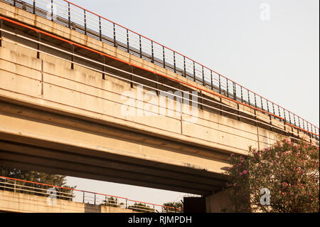 U-Brücke in den Abend ohne Zug. Ansicht von unten. Stockfoto