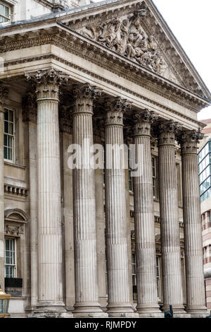 Vereinigtes Königreich Großbritannien England Finanzzentrum der Stadt London Centre Royal Exchange Gebäude außerhalb Außenportikus korinthische Säulen Stockfoto