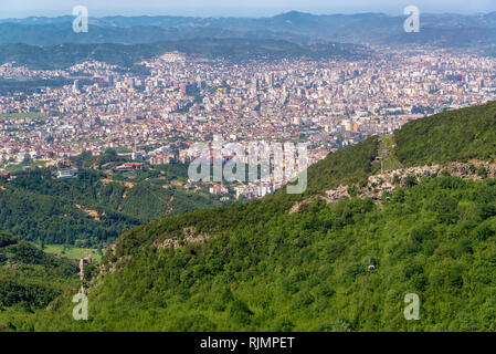 Stadtbild Blick von Tirana, Albanien als aus der Dajti Express gesehen Stockfoto