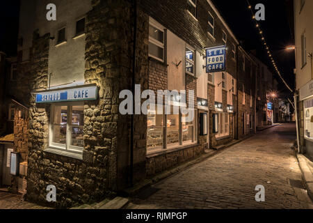 Der Seafood Cafe Restaurant auf der gepflasterten Straße namens Fore Street in St. Ives, Cornwall UK Europa Stockfoto