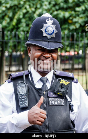 Vereinigtes Königreich Großbritannien England London Parlament Westminster Palace Metropolitan Polizei-Wachmann constable Uniform Körper CAM gehen Stockfoto