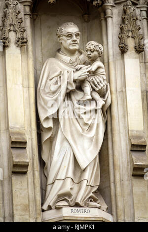 Vereinigtes Königreich Großbritannien England London Westminster Abbey Gotische Kirche Protestantische Außenseite große Westtür Statue moderne Märtyrer Oscar R Stockfoto