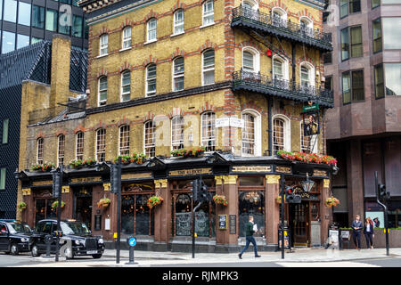 Vereinigtes Königreich Großbritannien England London Westminster The Albert Pub Viktorianisches öffentliches Haus Gebäude außen Ziegelgebäude schwarz taxicab ta Stockfoto