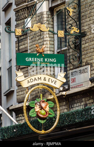 Vereinigtes Königreich Großbritannien England London Westminster Adam & Eve Historisches Pub öffentliches Haus Greene King Zeichen außen Sehenswürdigkeiten Besucher t Stockfoto