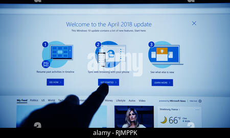 PARIS, Frankreich - May 23, 2018: der Mensch hand pov auswählen auf dem Bildschirm die Schaltfläche im April Schöpfer Aktualisierung der Microsoft Windows 10-Betriebssystem gestartet Stockfoto