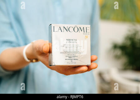 PARIS, Frankreich - Aug 2, 2018: die Frau in der Hand Wunder Kissen von Lancome Kosmetik Holding all-in-one liquid Compact Foundation auffüllt. Stockfoto