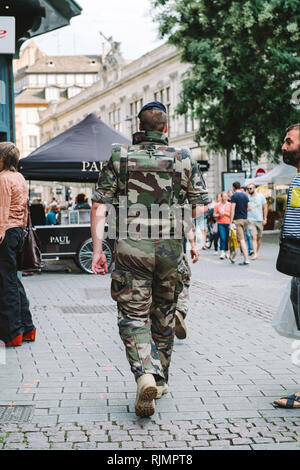 Straßburg, Frankreich, 22.Juli 2017: Rückansicht der männlichen Soldaten VIGIPIRATE in der Tarnung einheitliche patrouillieren die Französische Straße von Straßburg Stockfoto