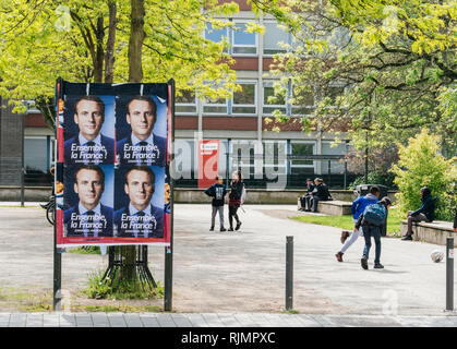 Straßburg, Frankreich - 5. Mai 2018: Emmanuel Längestrich, Kandidat für die Präsidentschaft von Frankreich Poster auf einem dedizierten Kampagne agitation Bereich vor der Französischen Schule Lyceum Stockfoto