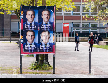 Straßburg, Frankreich - 5. Mai 2018: Emmanuel Längestrich, Kandidat für die Präsidentschaft von Frankreich Poster auf einem dedizierten Kampagne agitation Bereich vor der Französischen Schule Lyceum Kinder Stockfoto