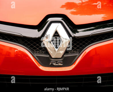 PARIS, Frankreich - Apr 3, 2017: Renault RS-Logo auf einem luxuriösen Rot sport Renault Auto Stockfoto