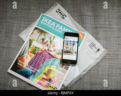 PARIS, Frankreich - 3. Mai 2017: IKEA Family Shopping und Ideen monatlichen Katalog per Post zugestellt und IKEA Webseite geöffnet auf dem Smartphone Telefon für online bestellen Neue Produkte Stockfoto