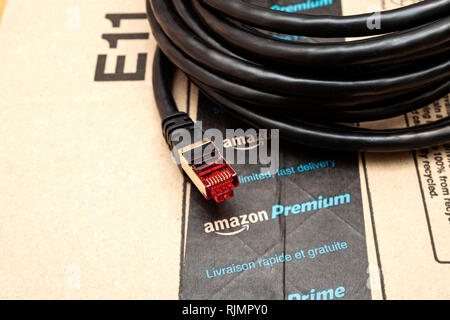 PARIS, Frankreich, 12.September 2016: Auspacken des neuen Internet Schwarz Professionelle RJ45 Cat10 Kabel für den Internetzugang online Verbinden von Amazon Premium Prime Ecommerce gekauft Stockfoto