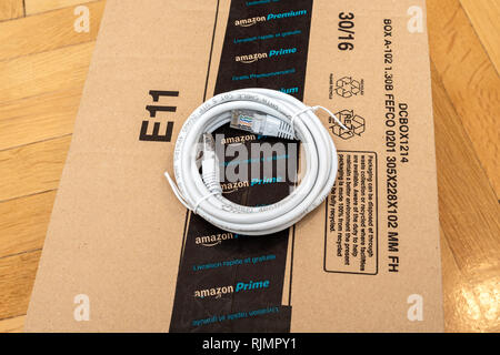 PARIS, Frankreich, 12.September 2016: Auspacken des neuen Internet weiss professioneller RJ45 Cat10 Kabel für den Internetzugang online Verbinden von Amazon Premium Prime Ecommerce gekauft Stockfoto