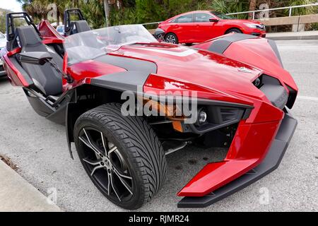 Geparkten roten Autos, einschließlich Dreirädrige Polaris Slingshot, Florida, USA Stockfoto