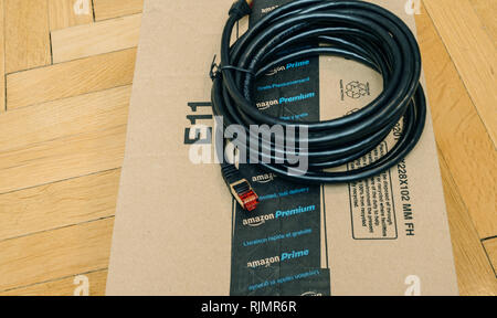 PARIS, Frankreich, 12.September 2016: Auspacken des neuen Internet Schwarz Professionelle RJ45 Cat10 Kabel für den Internetzugang online Verbinden von Amazon Premium Prime Ecommerce gekauft Stockfoto