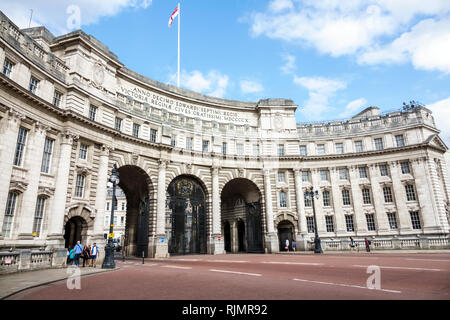 Vereinigtes Königreich Großbritannien England London St. Saint James's The Mall Admiralty Arch Wahrzeichen historisches Gebäude Torbogen zeremonielle Straße Gatewa Stockfoto