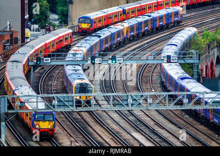 Vereinigtes Königreich Großbritannien England London South Bank South Western Bahnhof Waterloo Station National Rail Network Endstation Tracks Züge Akt Stockfoto