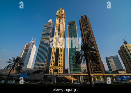 DUBAI, VAE - Oktober 2018: Sheikh Zayed Road Dubai vor Sonnenuntergang Stockfoto