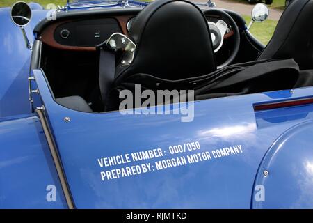 Die special edition Morgan Plus 8 50th, einer von nur 50 gebaut werden, außerhalb des Klubhauses am Welcombe Golf Club, in der Nähe von Stratford-upon-Avon. Stockfoto