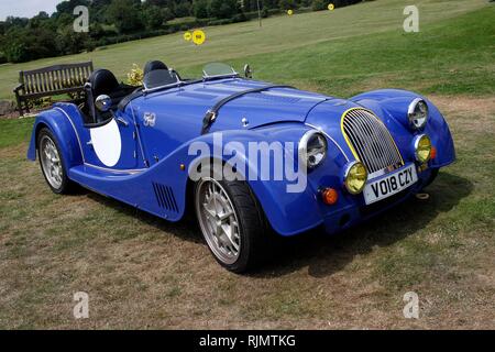 Die special edition Morgan Plus 8 50th, einer von nur 50 gebaut werden, außerhalb des Klubhauses am Welcombe Golf Club, in der Nähe von Stratford-upon-Avon. Stockfoto