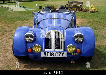 Die special edition Morgan Plus 8 50th, einer von nur 50 gebaut werden, außerhalb des Klubhauses am Welcombe Golf Club, in der Nähe von Stratford-upon-Avon. Stockfoto