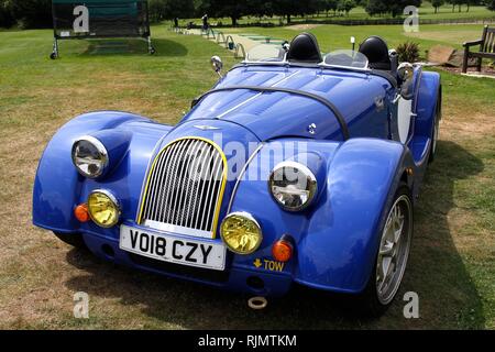 Die special edition Morgan Plus 8 50th, einer von nur 50 gebaut werden, außerhalb des Klubhauses am Welcombe Golf Club, in der Nähe von Stratford-upon-Avon. Stockfoto