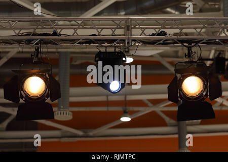 Verschiedenen Bühnenscheinwerfer hängend auf einer Truss. Stockfoto