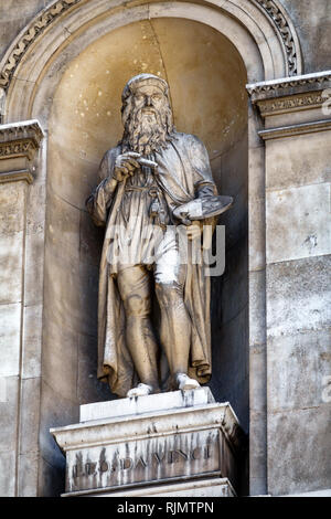 London England Vereinigtes Königreich Großbritannien Mayfair Piccadilly Burlington House Königliche Akademie der Künste Hof Statue Skulptur Leonardo D Stockfoto