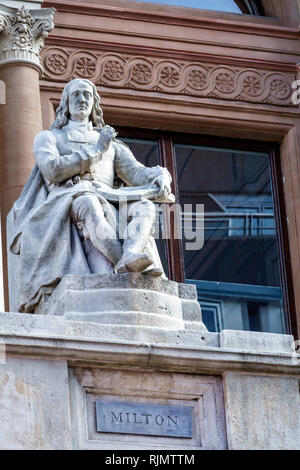 London England Vereinigtes Königreich Großbritannien Mayfair Piccadilly Burlington House Gärten Royal Academy of Arts Skulptur Milton Poet exterio Stockfoto